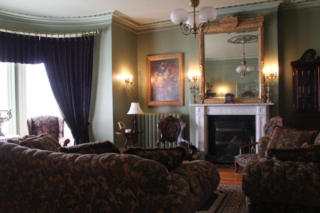 Fairholm Boutique Inns 夏洛特敦 外观 照片