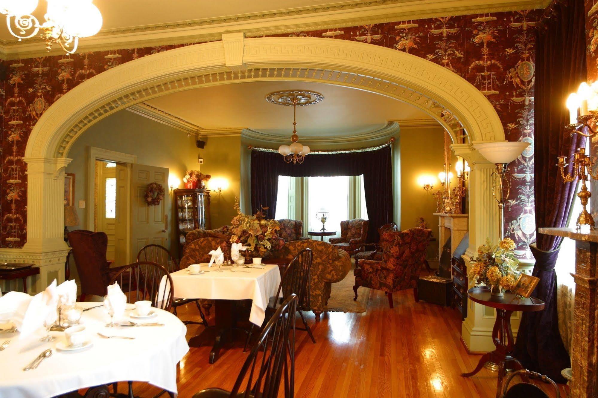 Fairholm Boutique Inns 夏洛特敦 外观 照片